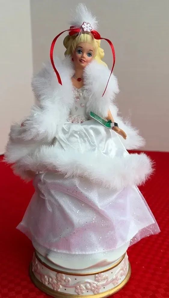 001 Barbie 1989 Music Box Plays Silver Bells