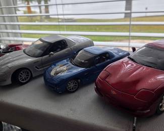 Diecast Chevrolet Corvette C5 Models (Red, Silver, Blue) - 1:18 Scale (Likely Bburago/AutoArt)