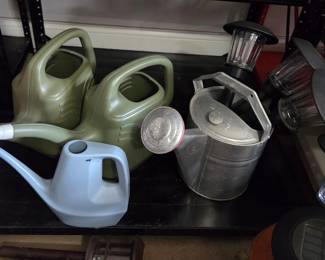 Bloem Promo 2 Gallon Watering Cans and Solar Lights