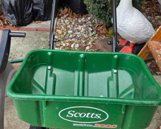 Scotts SpeedyGreen 3000 Broadcast Spreader