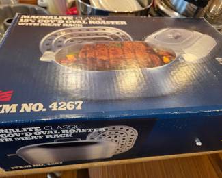 Magnalite Classic 18 5/8" Covered Oval Roaster with Meat Rack