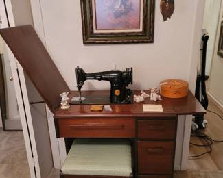 Vintage Singer Sewing Machine & Cabinet/Stool