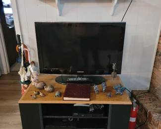 Samsung Flatscreen TV, Vintage Mini Vases