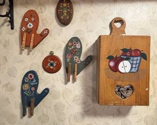 Hand-Painted Wooden Mitten-Shaped Wall Hooks and Apple Theme Decorative Box