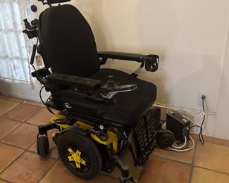 Pride Mobility Quantum Q6 Edge  Power Wheelchair