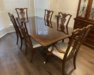 Formal Dining Room Table & 6 Cushioned Chairs
