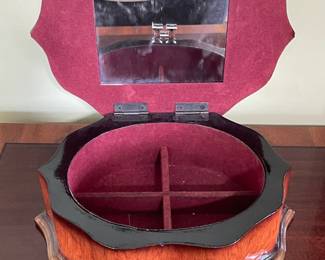 Round Jewelry Box w/Floral Design