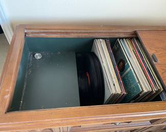 MAGNAVOX ASTRO SONIC RECORD PLAYER & STEREO IN STORAGE CABINET