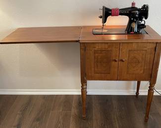Vintage Singer Sewing Machine Table/Cabinet