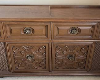MAGNAVOX ASTRO SONIC RECORD PLAYER & STEREO IN STORAGE CABINET