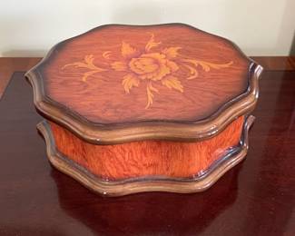 Round Jewelry Box w/Floral Design