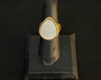 Mother of pearl women’s ring size 6