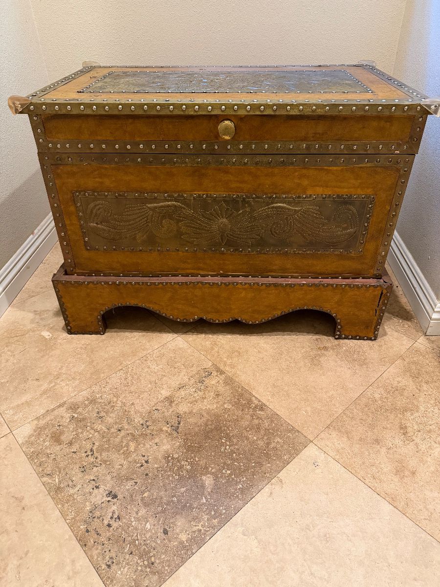 vintage trunk Zanzibar style