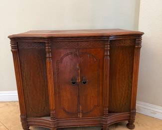 antique radio cabinet from the late 1920s to early 1930 RCA VICTOR