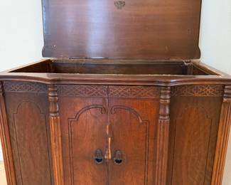 antique radio cabinet from the late 1920s to early 1930 RCA VICTOR