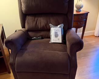 Like new power lift and reclining chair 