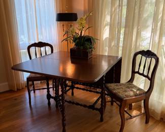 Antique gate leg expandable table 