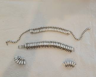 Vtg milk glass jewelry set