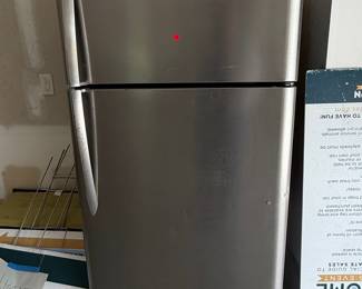 Frigidaire Gallery Top-Freezer Refrigerator