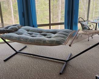 Tufted Hammock with Metal Stand