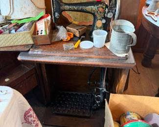 Working treadle singer sewing machine in oak case