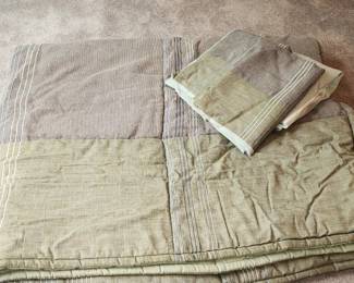 Queen comforter with dust ruffle