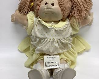 1980 Little People early release Cabbage Patch Little Miss Maureen Guinevere, Soft Sculptures by Xavier Roberts before signing with Coleco company. With paperwork and birth certificate. Needs a good soft cleaning due to age.