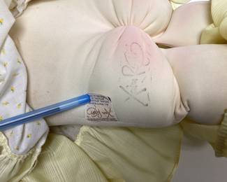 1980 Little People early release Cabbage Patch Little Miss Maureen Guinevere, Soft Sculptures by Xavier Roberts before signing with Coleco company. With paperwork and birth certificate. Needs a good soft cleaning due to age.