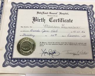 1980 Little People early release Cabbage Patch Little Miss Maureen Guinevere, Soft Sculptures by Xavier Roberts before signing with Coleco company. With paperwork and birth certificate. Needs a good soft cleaning due to age.