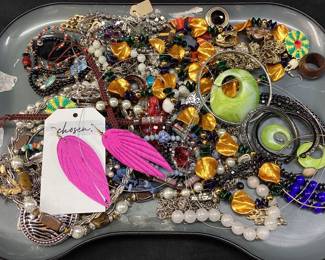  ASSORTED COSTUME JEWELRY