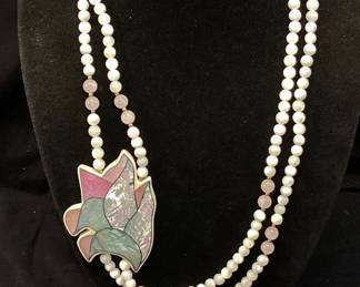 MOTHER OF PEARL INLAID BEAD NECKLACE & 22KT GOLD & PORCELAIN STUD EARRINGS BY MICHAELâ€™S JEWELRY, 2 PAIRS