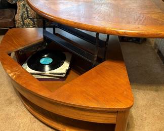 Lift-up coffee table