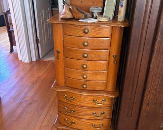 Standing jewelry box