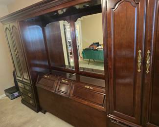 Thomasville queen bed set