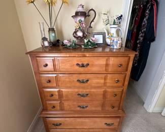 Chest of drawers 