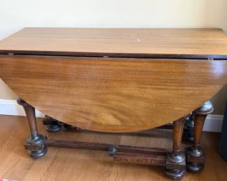 Drop leaf table