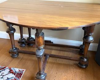 Drop leaf table