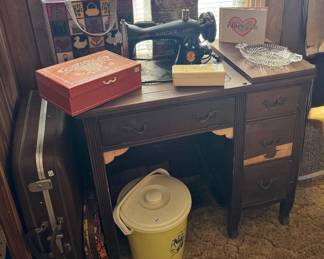 Vintage singer sewing machine and accessories 