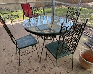 $200 - Vintage 1970's iron round table & 4 chairs - need some TLC