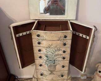 $70 - Vintage cool jewelry chest 