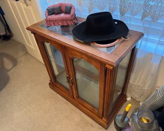 $80 - Small curio cabinet - side glass 