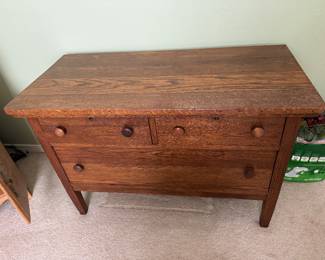 $140 - Small antique oak cabinet/dresser 3 drawers 