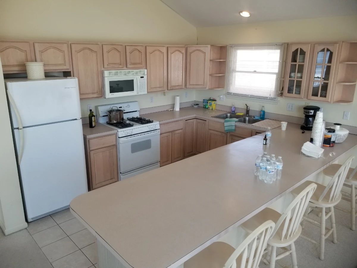 U-shaped kitchen with ample upper & lower cabinets; bar stools - 4 available