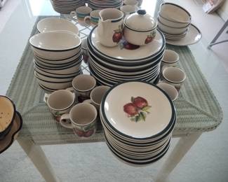 Dinnerware set