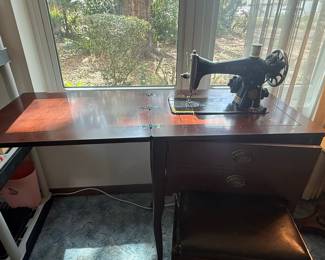 Singer 201 Sewing Machine in Cabinet
