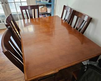 Expandable kitchen table with 8 chairs