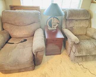 LaZBoy Lift Chair / Tan Recliner