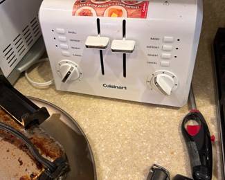 Cuisinart white 4-slice toaster with dual controls for independent toasting