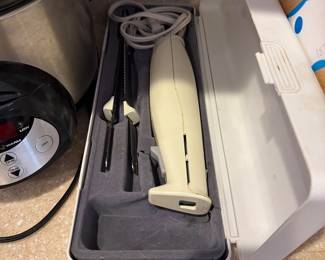 Electric kitchen carving knife with detachable blades and original storage case.