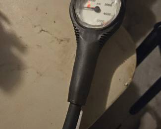 This gauge also goes with the breathing hose set up